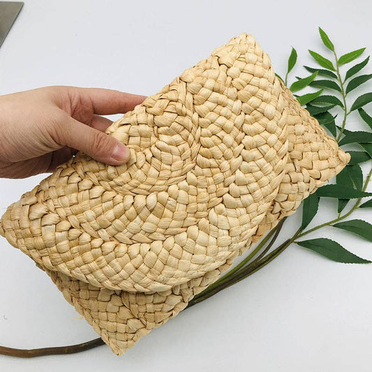 STRAW CLUTCH